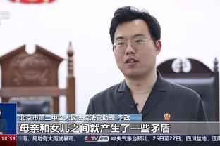 C罗观看拳击赛之前被调侃：他正在加盟阿森纳，随后C罗大笑？